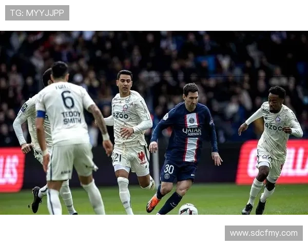 里昂近期比赛亮点：进攻端表现稳健，状态持续提升