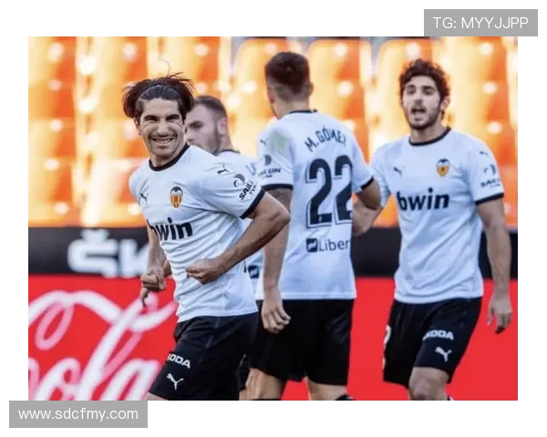 瓦伦西亚管理层决策争议持续发酵,球队运营稳定性面临考验 瓦伦西亚管理层决策争议持续发酵,球队运营稳定性面临考验